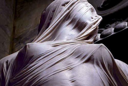 La Modestia Velada: El Dolor Forjado en Mármol y los Secretos de la Diosa Isis