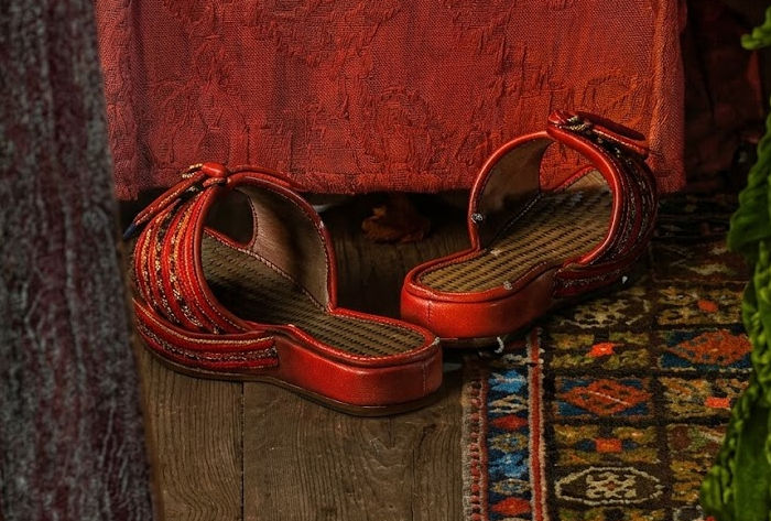 Wooden clogs in The Arnolfini Portrait